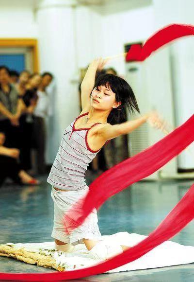 个月大的女儿、丈夫出轨却活成自己的女王ag九游会登录她23岁失去双腿和10(图6)