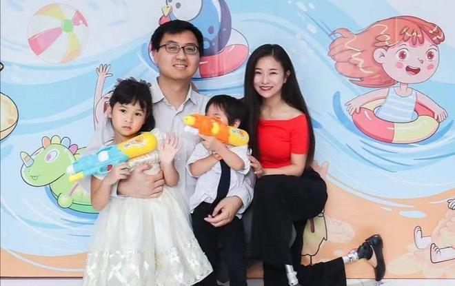 个月大的女儿、丈夫出轨却活成自己的女王ag九游会登录她23岁失去双腿和10(图8)