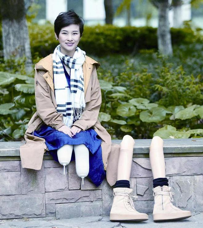个月大的女儿、丈夫出轨却活成自己的女王ag九游会登录她23岁失去双腿和10(图5)