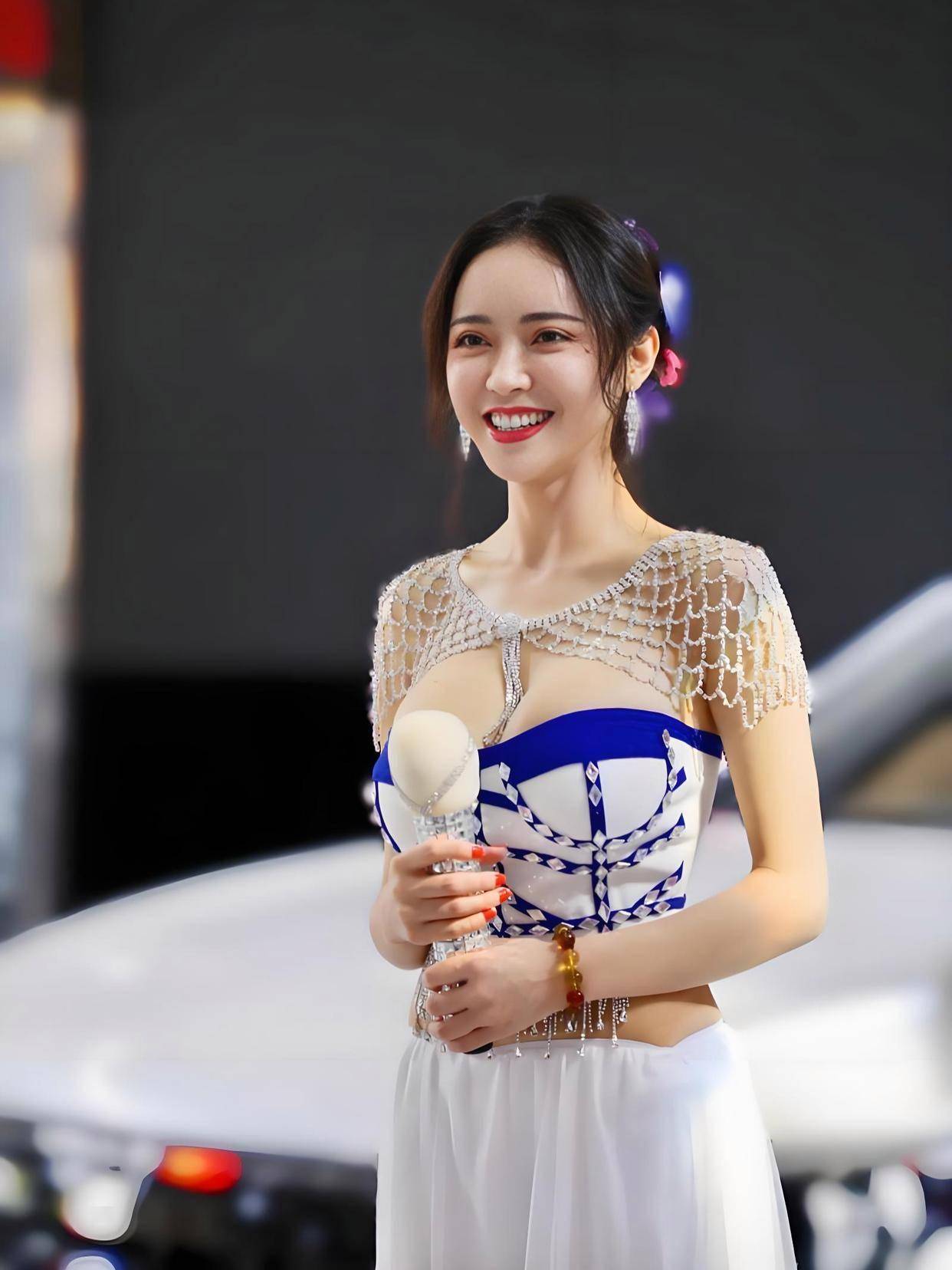 的3部电影这魔鬼身材不愧是模特出身！j9九游真人游戏第一平台潘春春最惊艳(图10)